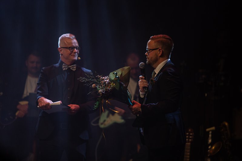 Festlig bild på Johan Jönsson som mottog priset Årets Hässleholmare 2025.