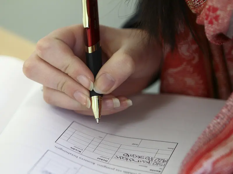 Elever som sitter i ett klassrum