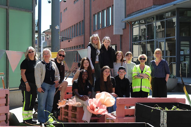 Sommargatan på Vattugatan har blivit till genom ett brett samarbete mellan kulturhuset, stadsbiblioteket, Horizonten, En renare kommun, Miljö- och stadsbyggnadsförvaltingen, Tekniska förvaltningen och Destination Hässleholm