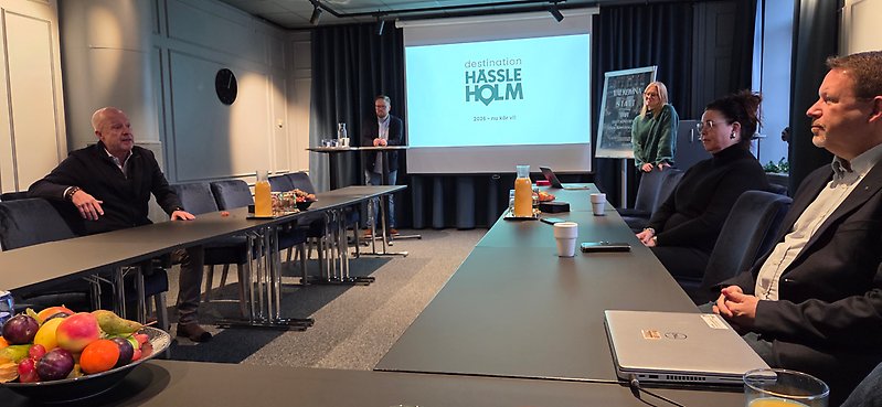 Pressträff på Hotell Statt. På bild syns Johan Jönsson och Hanna Nilsson Destination Hässleholm samt Kjell Jakobsson, Hotell Statt och Lou Björnberg HessleCity samt Joakim Karlsson, kommunstyrelsens vice ordförande.